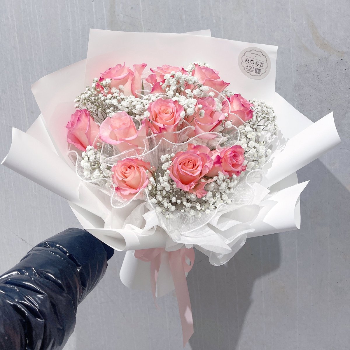 Roses Mix White Baby’s Breath with tulle - ROSE & CO