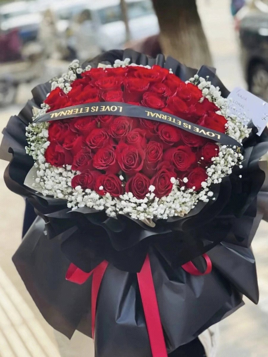 Roses With White Baby’s Breath - ROSE & CO